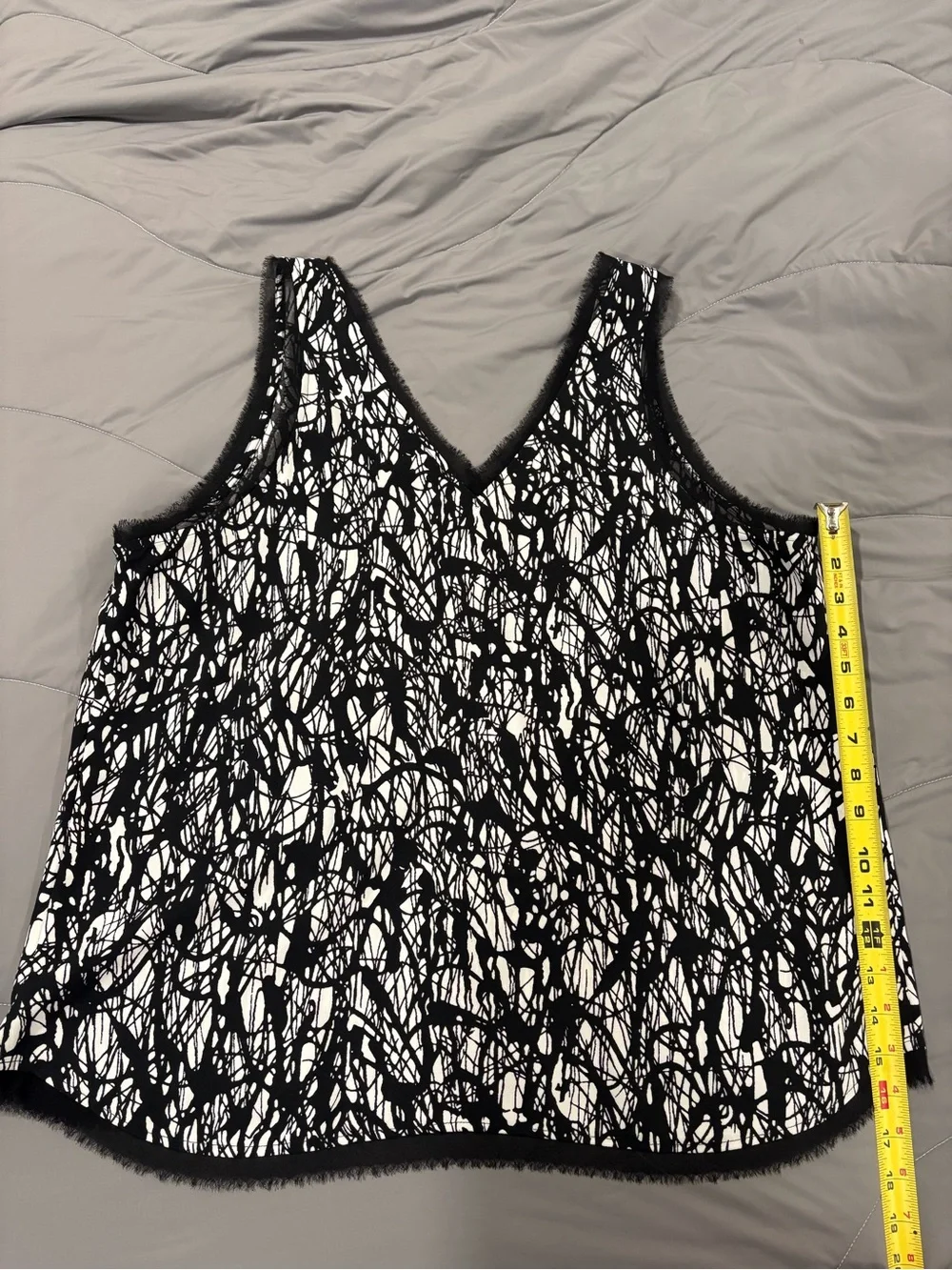Halogen Black & White Abstract Print V-Neck Tank Top Women’s XL - Picture 4 of 6